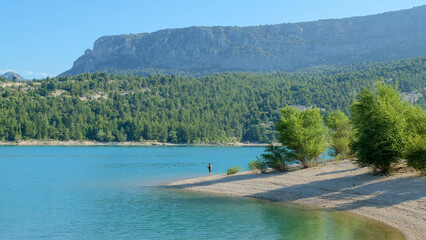 Verdon Natural Regional Park in Südfrankreich mit Angler am See