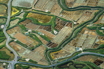 vue aérienne des marais salants de Guérande en France