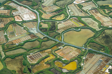 vue aérienne des marais salants de Guérande en France