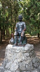 The sculpture "A Man with a Jug" by the Polish sculptor Ludwig Karol Szodki was installed on the Vorontsovskaya Alley of the Yessentuki Resort Park in 1903.