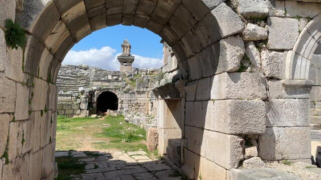 Both acropolises of Xanthos are surrounded by fortification walls with different knitting systems.
