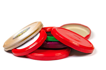 Schraubverschlüsse für Einweckgläser vor weißen Hintergrund