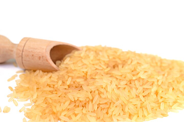 Reiskörner isoliert vor weißem Hintergrund