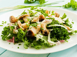 Salad with mushrooms and kale