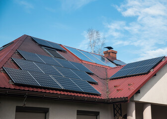 panele fotowoltaiczne oraz solarne zamontowane na jednym dachu domu jednorodzinnego - obrazy, fototapety, plakaty