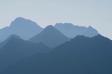 Fototapeta premium Montagnes bleues