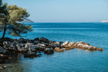 Obraz premium Aerial view of sea with rocky beach