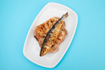Grilled sardines with sauce on fresh bread