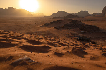 Wadi Rum w Jordanii. Zbliżenie na skąpany w słońcu pustynny piasek. 