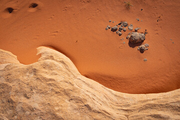 Wadi Rum w Jordanii. Czerwony piasek pustynny z okalający skałę. - obrazy, fototapety, plakaty