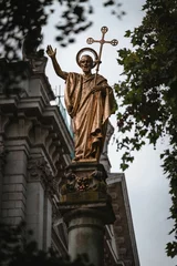 Keuken foto achterwand Historisch monument Shot of the statue of the St. Paul's Cross under a cloudy sky in London, UK