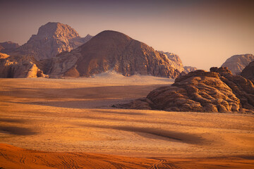 Wadi Rum w Jordanii. Skalne formacje na pustyni.  - obrazy, fototapety, plakaty