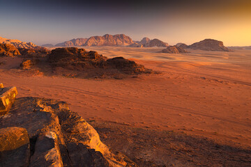Wadi Rum w Jordanii. Skalne formacje na pustyni.  - obrazy, fototapety, plakaty