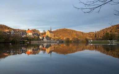 Fototapeta premium Scenic view of town of Beyenburg that is located in Germany to a lake seen in the afternoon