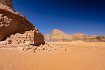 Wadi Rum w Jordanii. Pustynne kamienie uformowane na piasku. 