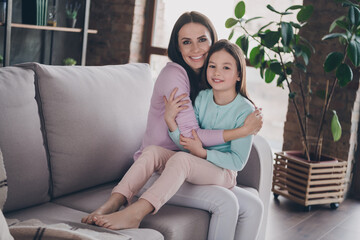 Obraz premium Photo of charming mommy holding her daughter cuddle spend weekend together sit comfort sofa home apartment flat house