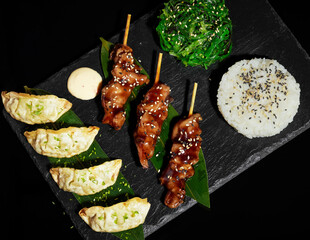 brochette de poulet yakitori, algues wakame, ris, gyoza poulet