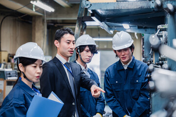 工場の効率化を指示する経営陣