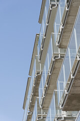 Detal na balkony w nowoczesnym budynku wielorodzinny w europejskim mieście. Beton i szkło