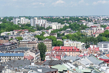 Panorama na miasto Lublin.  Kamienice i budynki latem.