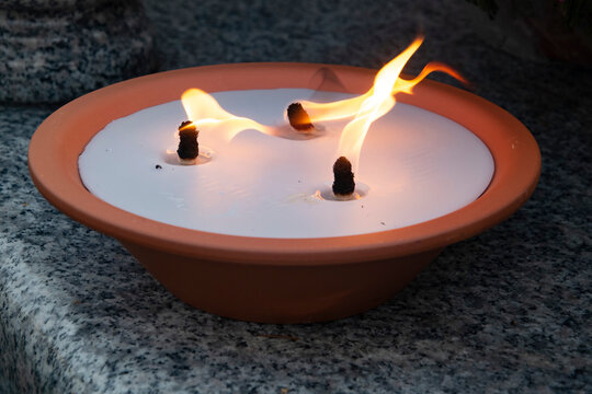 znicz palący się na grobie 