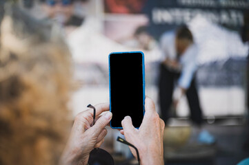 Fotografia smartphonem podczas wydarzenia.  - obrazy, fototapety, plakaty