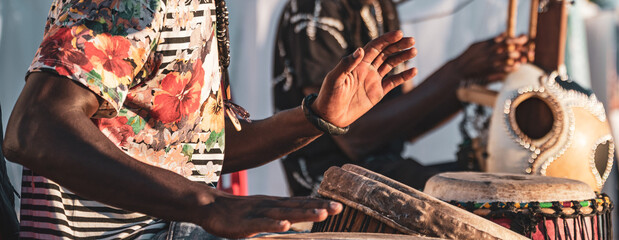 Gra na bębnach Djembe podczas koncertu. © LPPhotography