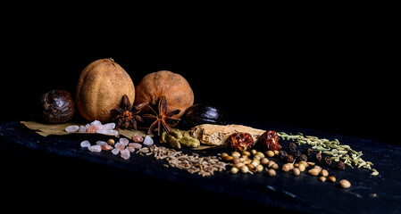 Kolorowe i pachnące orientalne przyprawy, które wprowadzają egzotyczne nuty do każdej potrawy. - obrazy, fototapety, plakaty