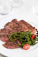 Tagliata di controfiletto con asparagi e caprino