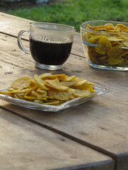 banana chips with coffee