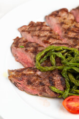 Tagliata di controfiletto con asparagi e caprino