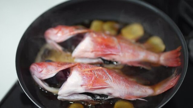 ユメカサゴの姿煮を作る様子