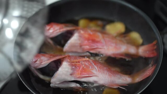 ユメカサゴの姿煮を作る様子