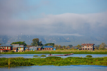 Obraz premium Mandalay, Myanmar, November 22, 2016: Myanmar people traveling by boat