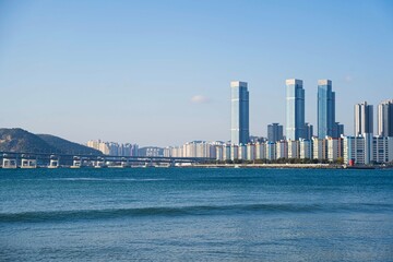 도시가 보이는 바다 풍경