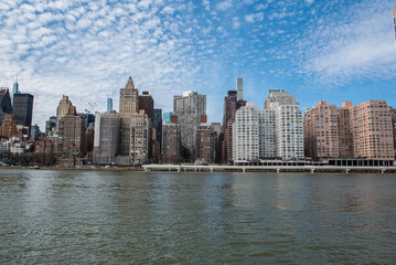 Naklejka premium Manhattan, looking at the sky