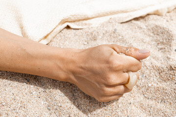 MANO CON ARENA DE PLAYA
