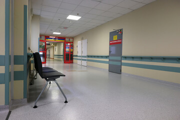 Poczekalnia w szpitalu miejskim z krzesłami dla pacjentów. Izba przyjęć.  - obrazy, fototapety, plakaty