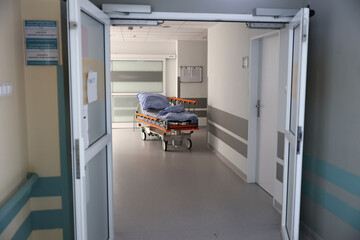 łóżko szpitalne na korytarzu w klinice.  - obrazy, fototapety, plakaty