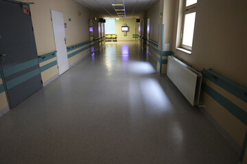 Nowoczesny korytarz w budynku szpitala miejskiego. 