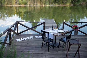 Pedida de matrimonio en un muelle 