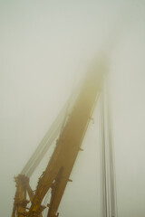 Dźwig do montażu instalacji wiatrowych na morzu w mglisty dzień.