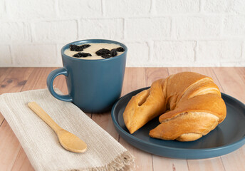 taza de morocho con cacho de pan
