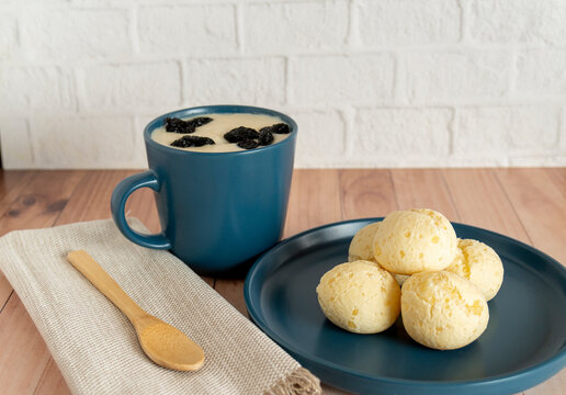 taza de morocho con pan de yuca