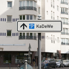 Straßenschild mit Hinweis auf ein Parkhaus für Kunden des KaDeWe, Kaufhaus des Westens in Berlin - 593654860
