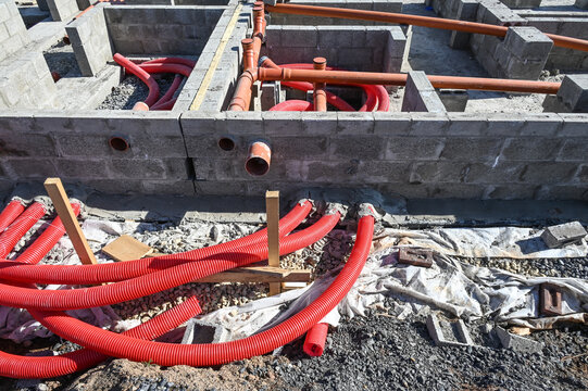 maison construction immobilier logement construire beton architecture habitat brique maconnerie tuyau canalisation evacuation egouttage fondations