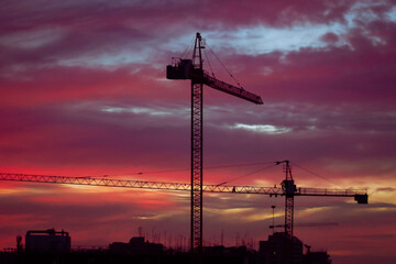 Edificios en construcción al atardecer