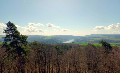 Blick vom Aussichtsturm Spitzer Stein auf den Rhein im Mittelrheintal bei Oberwesel vom Wanderweg Traumschleife Mittelrhein, der als Deutschlands sch&ouml;nster Wanderweg 2023 nominiert ist.