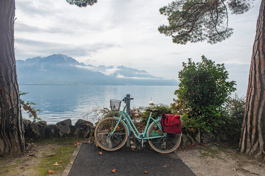A bicycle that has been left parked in front of Lake Geneva.