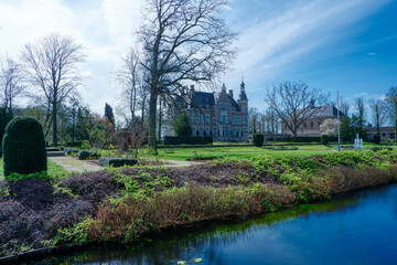 Obraz premium Historisches Gebäude in einem Park in Eindhoven